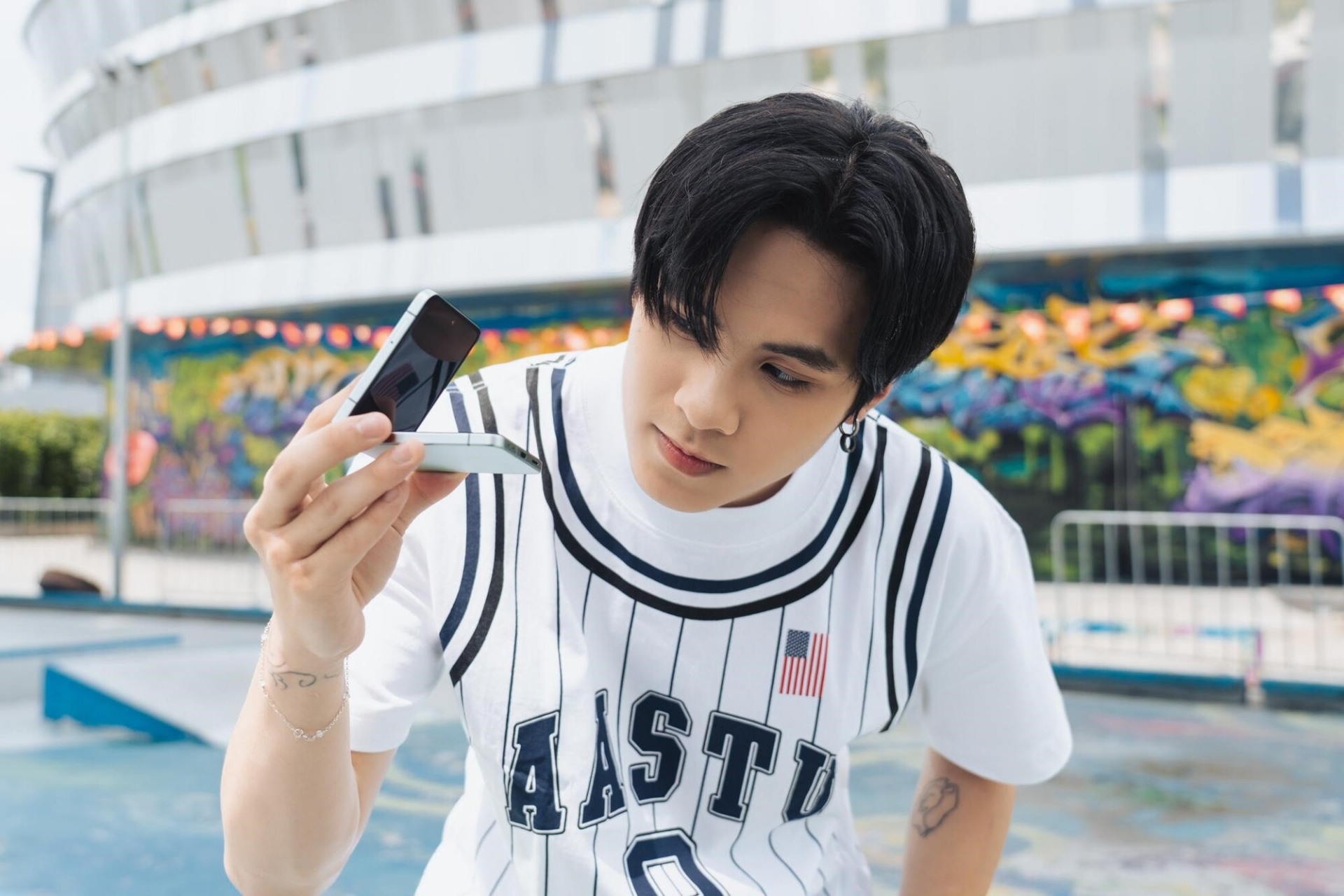 Tân binh toàn năng Đức Duy khoe cá tính cùng “chiến hữu” Galaxy Z Flip7 - ảnh 1