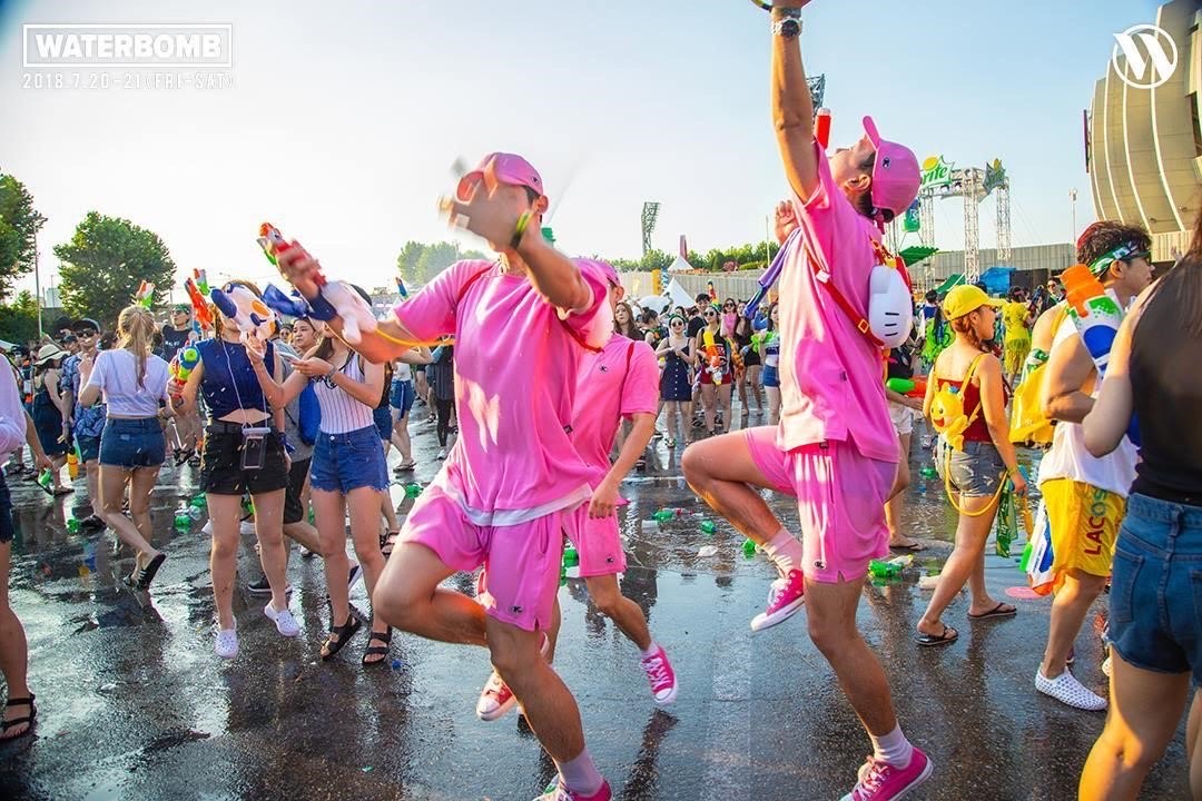 Gợi ý loạt outfit giúp các “trai xinh gái đẹp” biến hình “ướt vẫn slay” tại lễ hội nhạc nước WATERBOMB HO CHI MINH CITY - ảnh 7