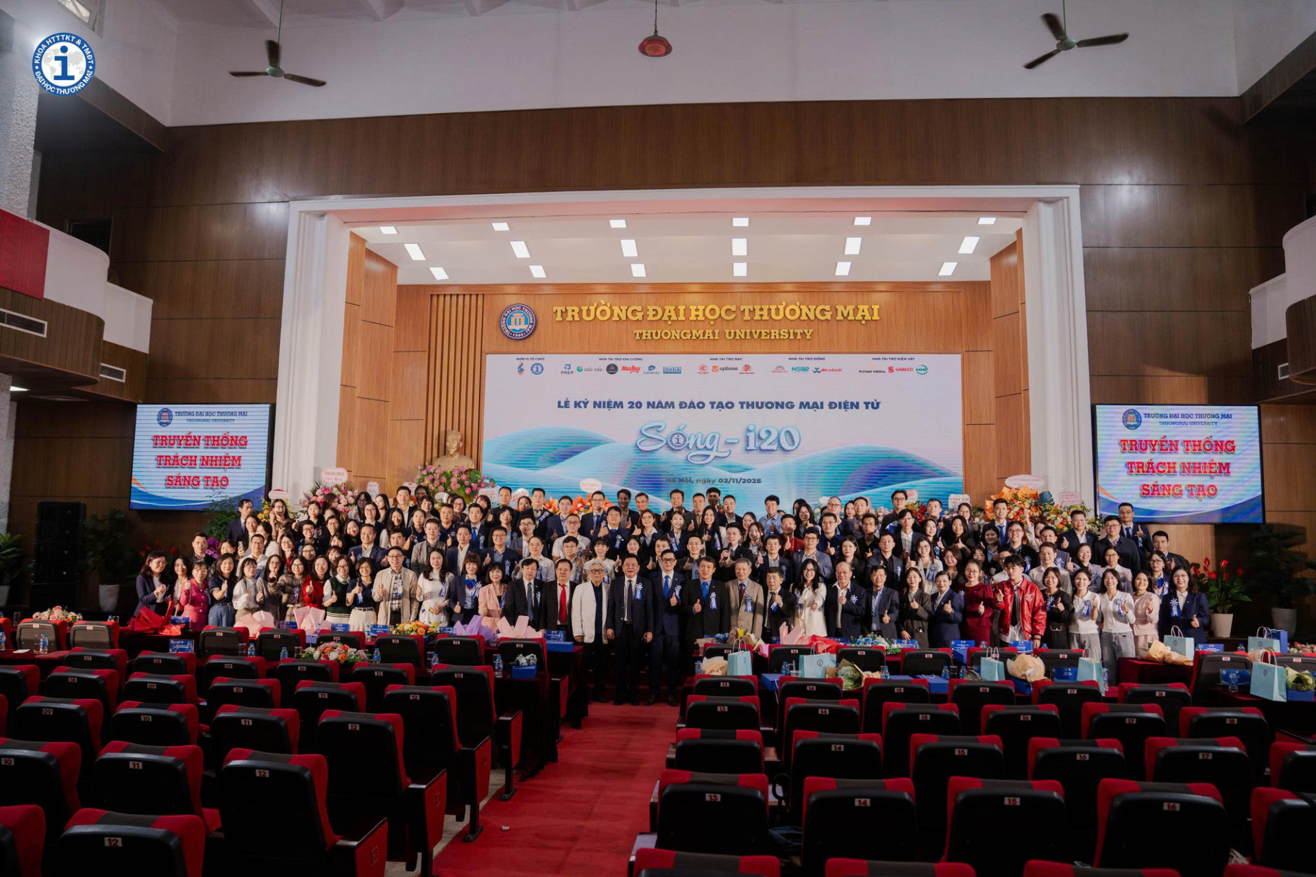 Bằng khen Bộ Giáo dục & Đào tạo trao tặng hành trình 20 năm tiên phong đào tạo Thương mại điện tử - ảnh 1