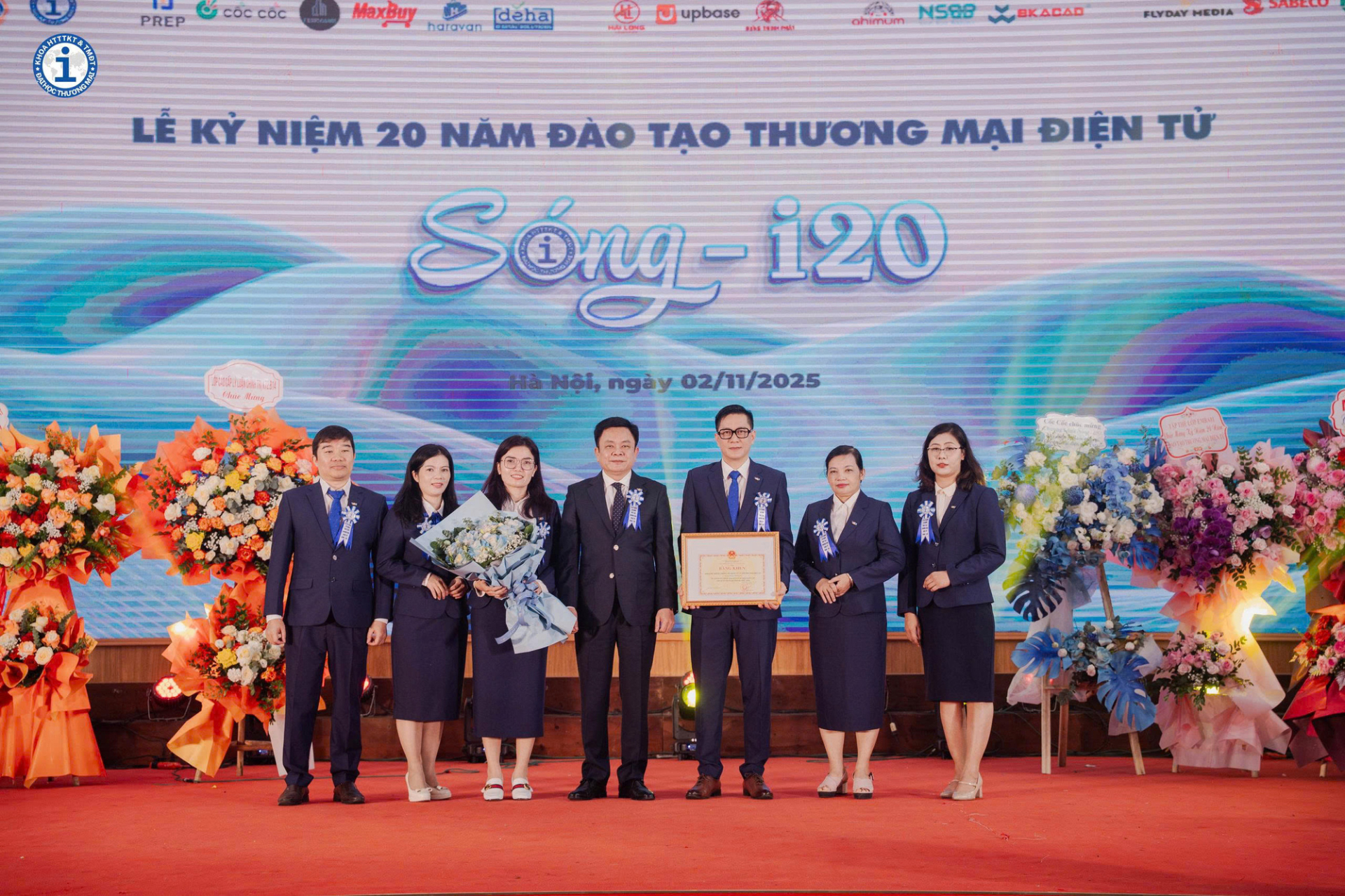 Bằng khen Bộ Giáo dục & Đào tạo trao tặng hành trình 20 năm tiên phong đào tạo Thương mại điện tử - ảnh 2