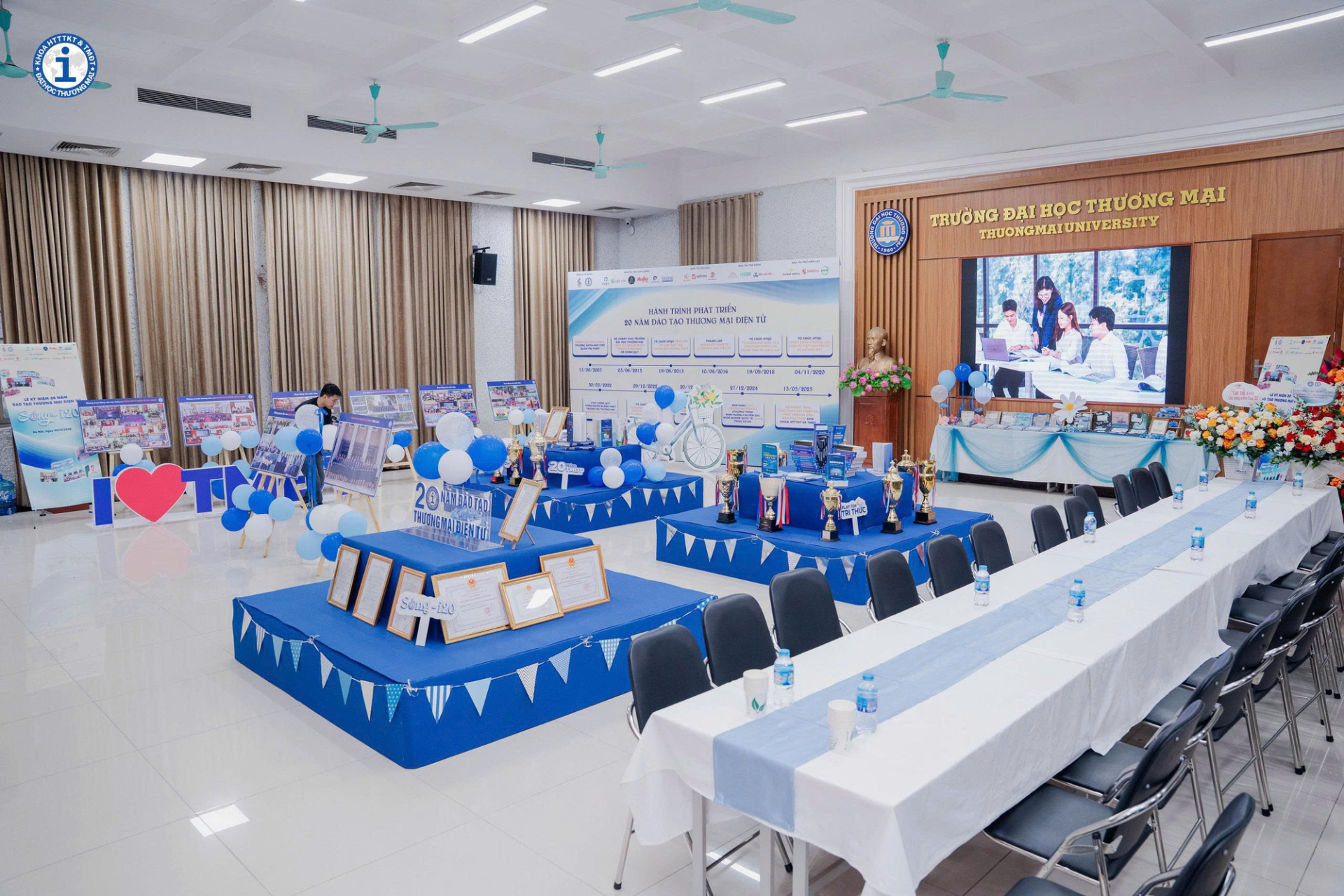 Bằng khen Bộ Giáo dục & Đào tạo trao tặng hành trình 20 năm tiên phong đào tạo Thương mại điện tử - ảnh 3