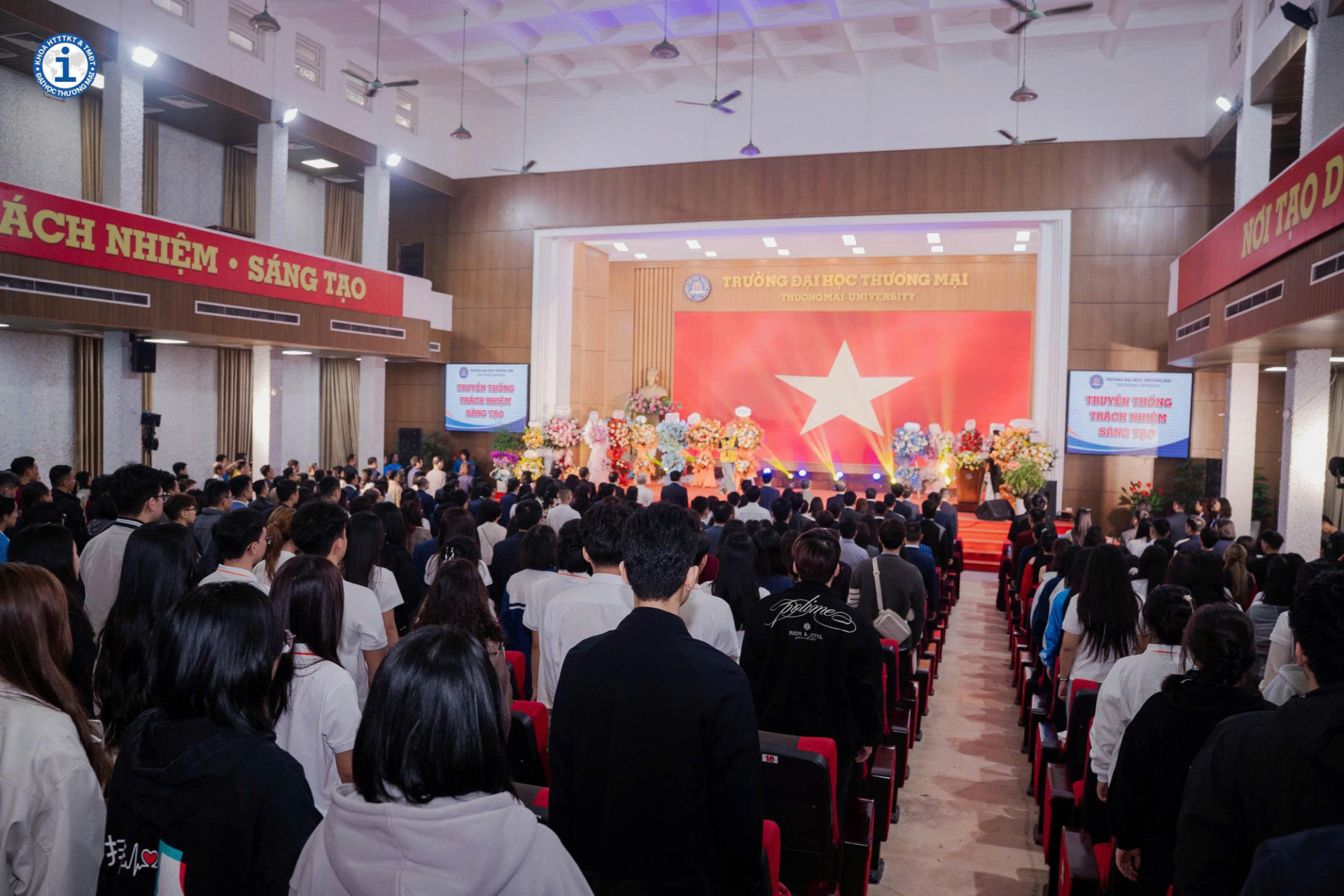 Bằng khen Bộ Giáo dục & Đào tạo trao tặng hành trình 20 năm tiên phong đào tạo Thương mại điện tử - ảnh 4