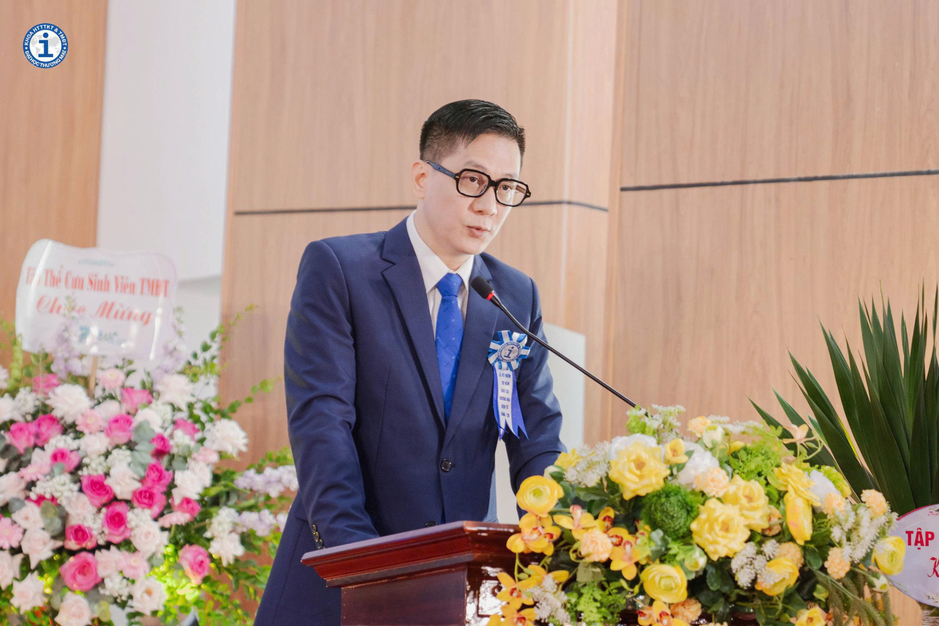 Bằng khen Bộ Giáo dục & Đào tạo trao tặng hành trình 20 năm tiên phong đào tạo Thương mại điện tử - ảnh 6