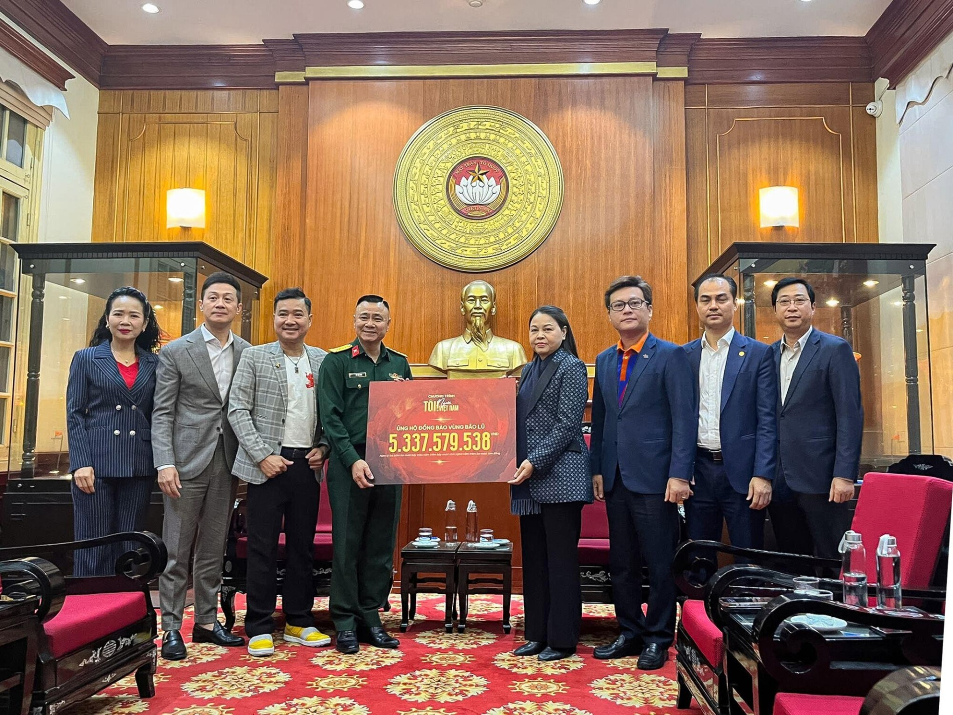 Vikki lan tỏa yêu thương : Đêm nhạc “Tôi! Người Việt Nam” & 5,3 tỷ đồng chuyển tới đồng bào bão lũ - ảnh 1