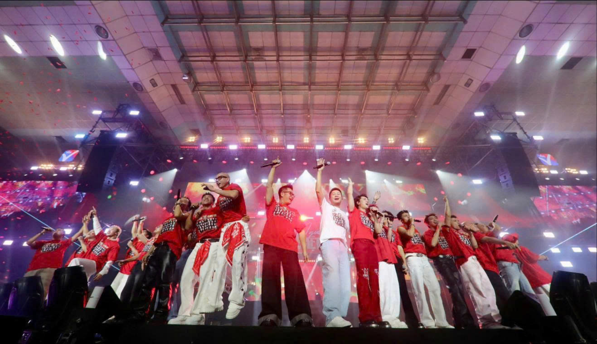 Vikki lan tỏa yêu thương : Đêm nhạc “Tôi! Người Việt Nam” & 5,3 tỷ đồng chuyển tới đồng bào bão lũ - ảnh 3