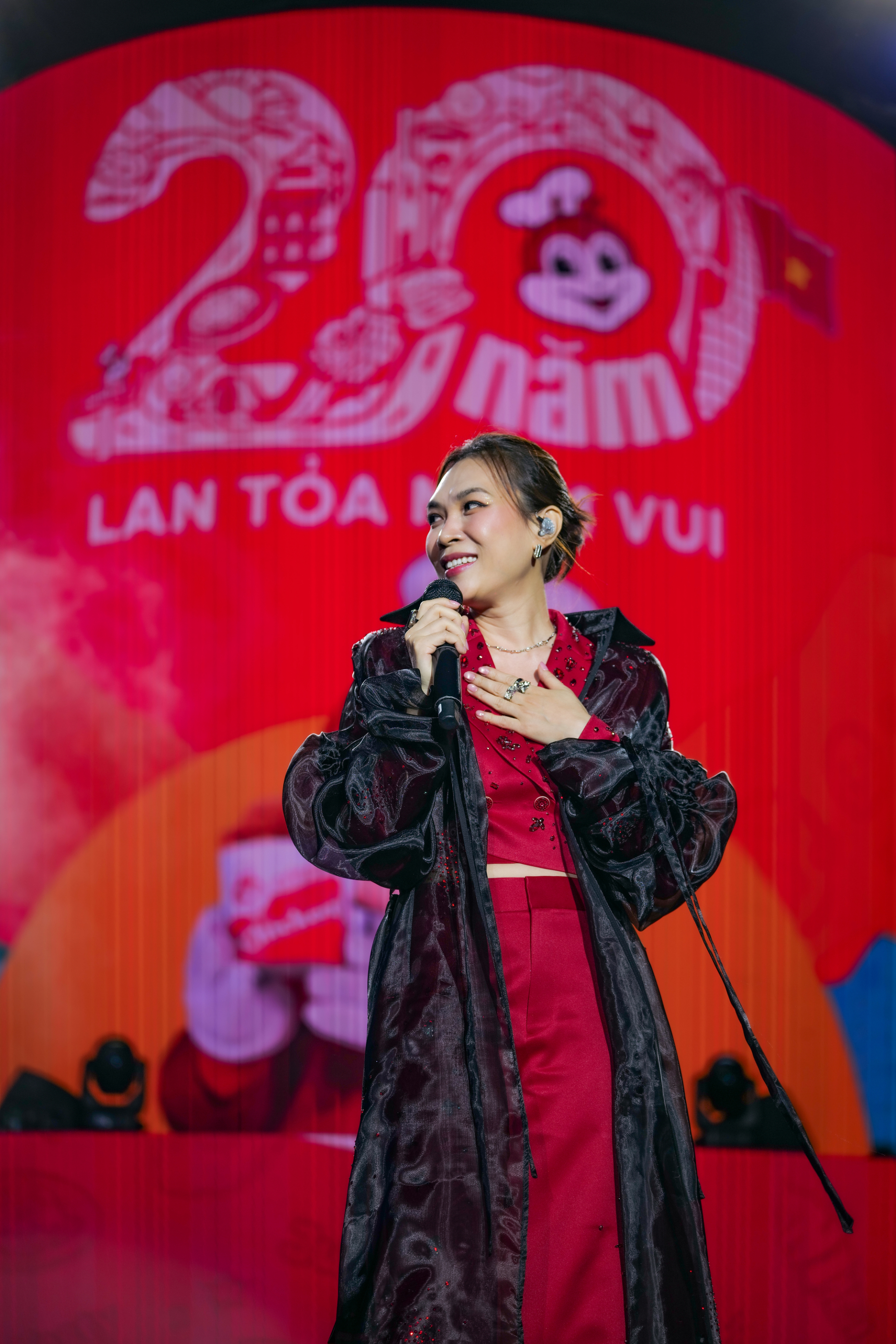 Gen Z quẩy hết mình cùng Mỹ Tâm, RHYDER, Hoàng Dũng... trong tiệc sinh nhật 20 năm của Jollibee Việt Nam - ảnh 2