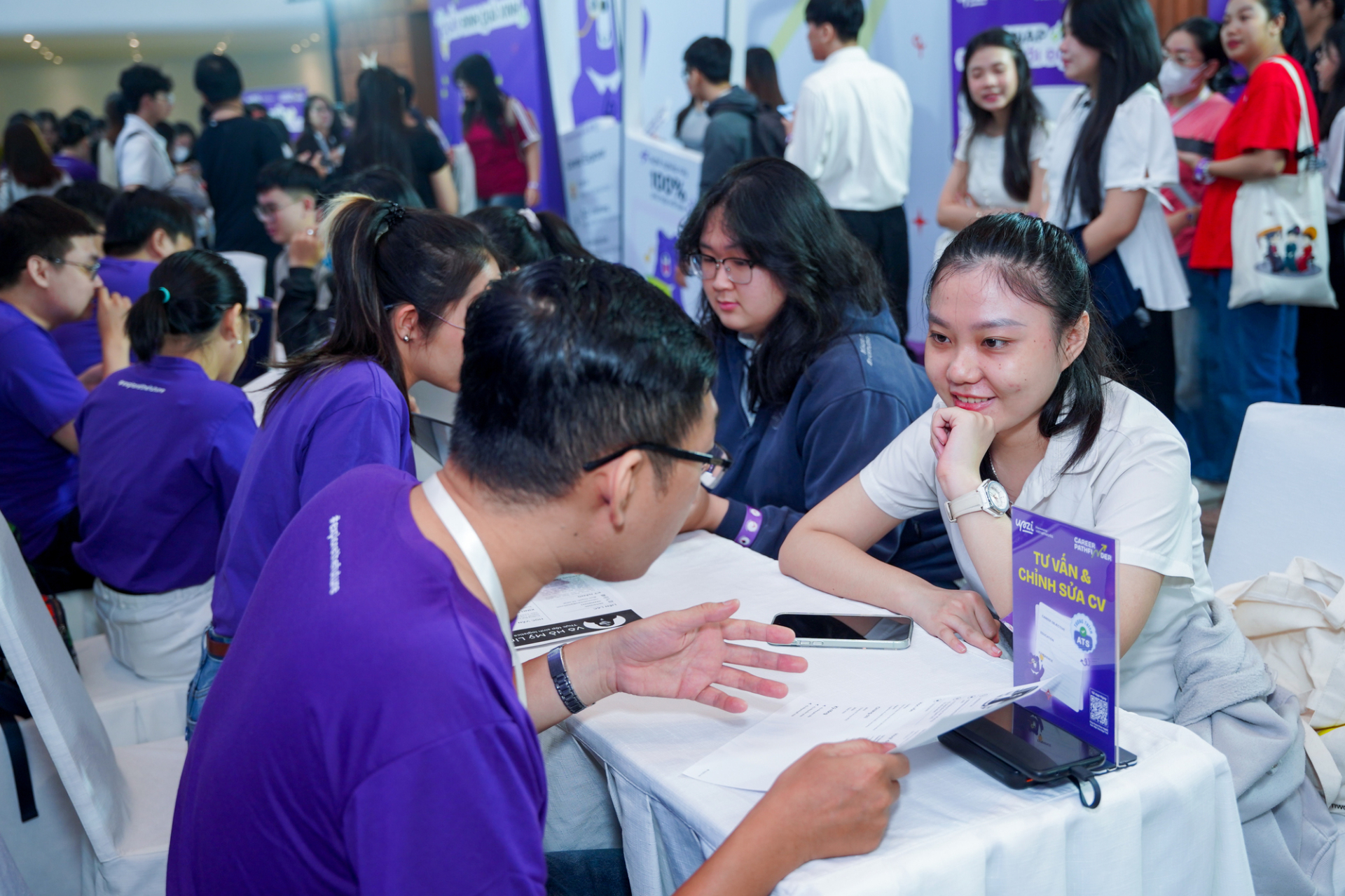 NAVIGOS GROUP Tổ Chức Sự Kiện Tuyển Dụng UPZI CAREER PATHFINDER Thu Hút Nhiều Sinh Viên Và Người Mới Đi Làm - ảnh 4