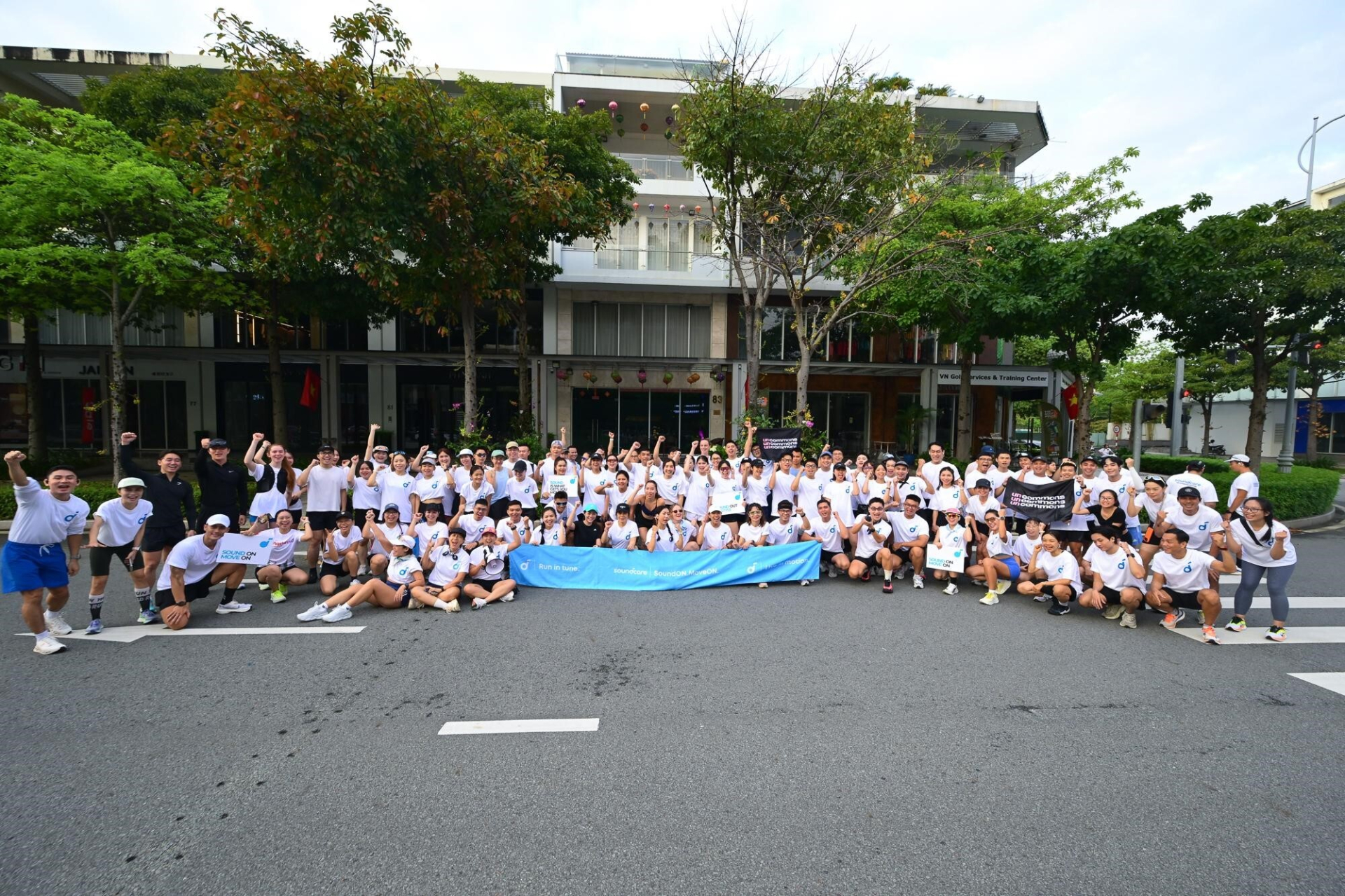 Giải mã cơn sốt: Vì sao giới trẻ đua nhau mang âm nhạc xuống phố với những chiếc tai nghe sành điệu? - ảnh 3