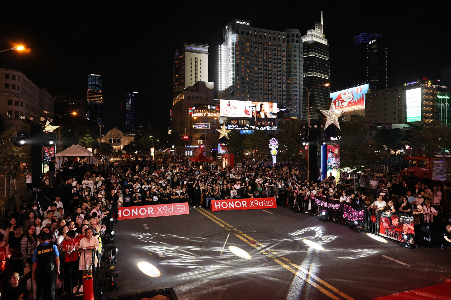 Phố đi bộ Nguyễn Huệ bùng nổ đêm ra mắt HONOR X9d: Chiến binh 'bền bất bại', pin 8.300 mAh dẫn đầu ngành - ảnh 1