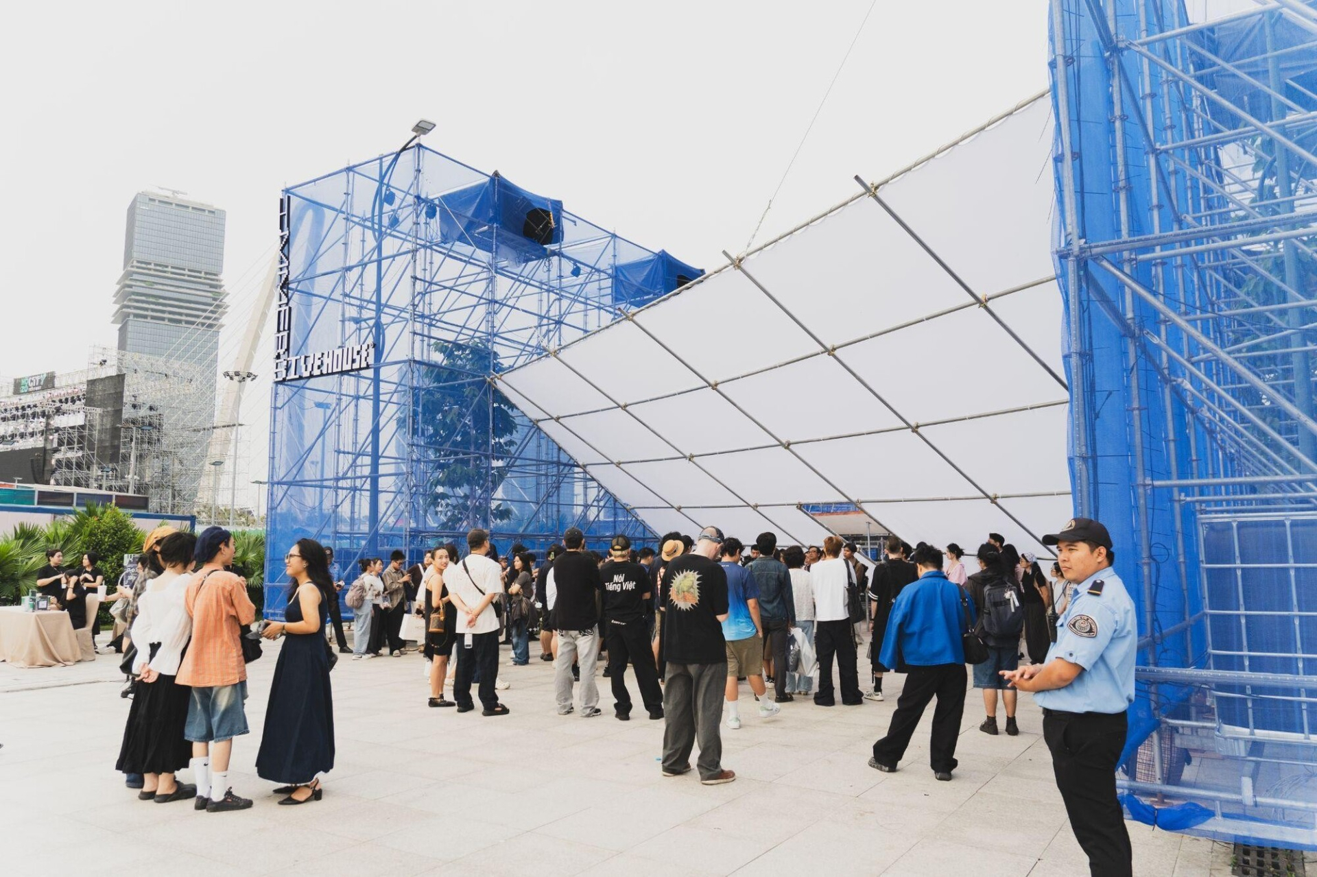 Đón Countdown kiểu “đa trải nghiệm”: Giới trẻ xếp hàng dài tại Công viên Bờ sông Sài Gòn - ảnh 2