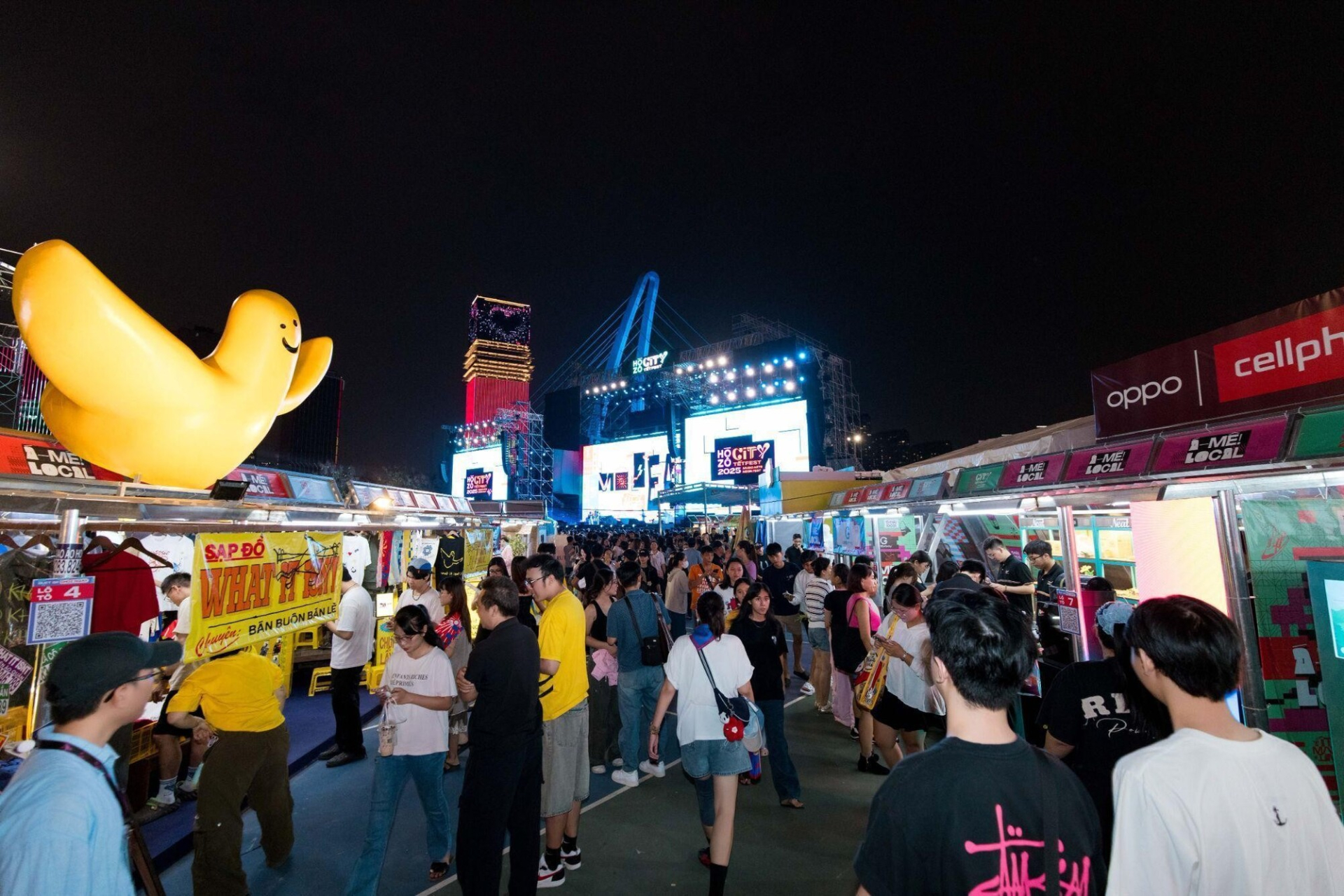 Đón Countdown kiểu “đa trải nghiệm”: Giới trẻ xếp hàng dài tại Công viên Bờ sông Sài Gòn - ảnh 3