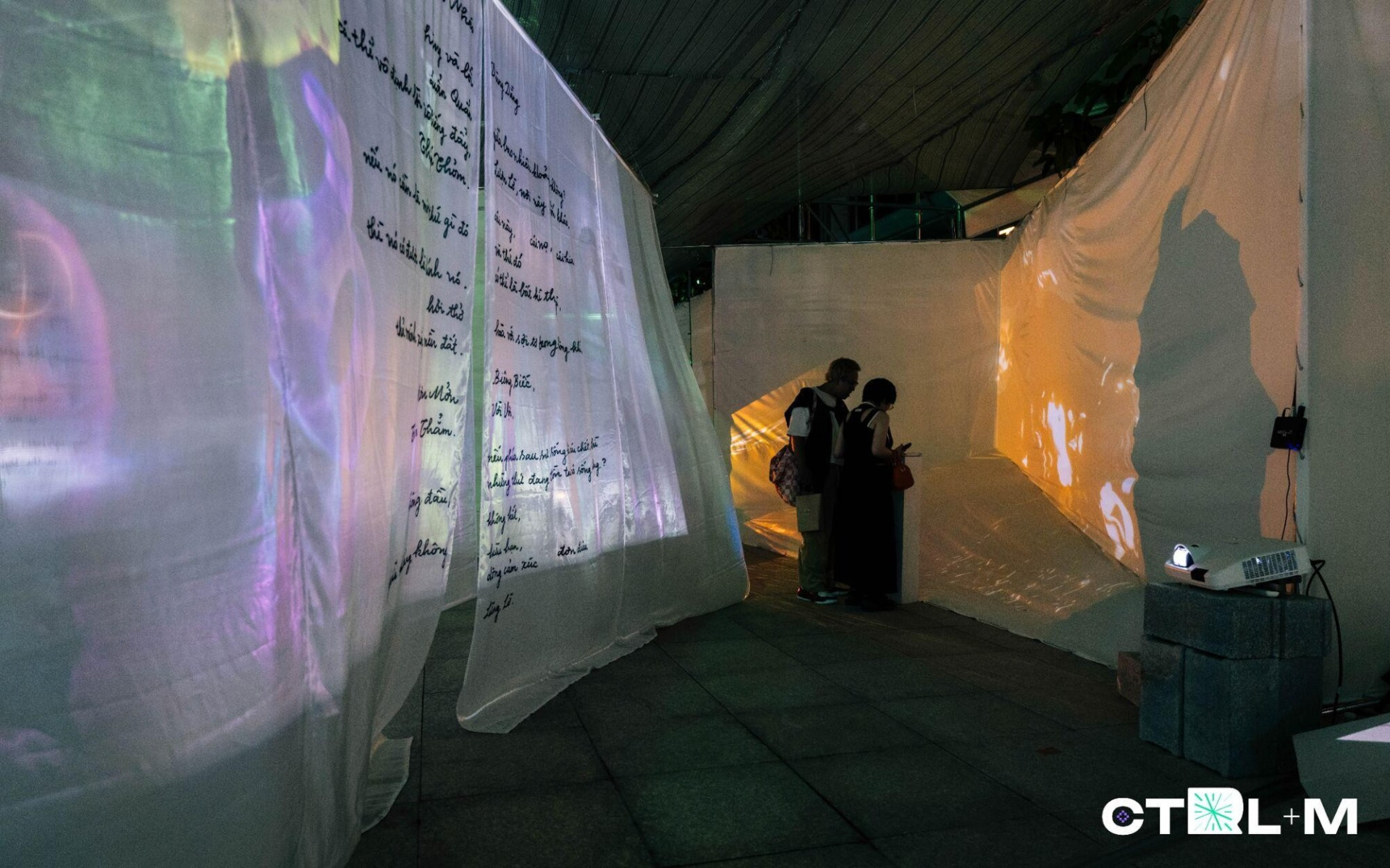 Đón Countdown kiểu “đa trải nghiệm”: Giới trẻ xếp hàng dài tại Công viên Bờ sông Sài Gòn - ảnh 4