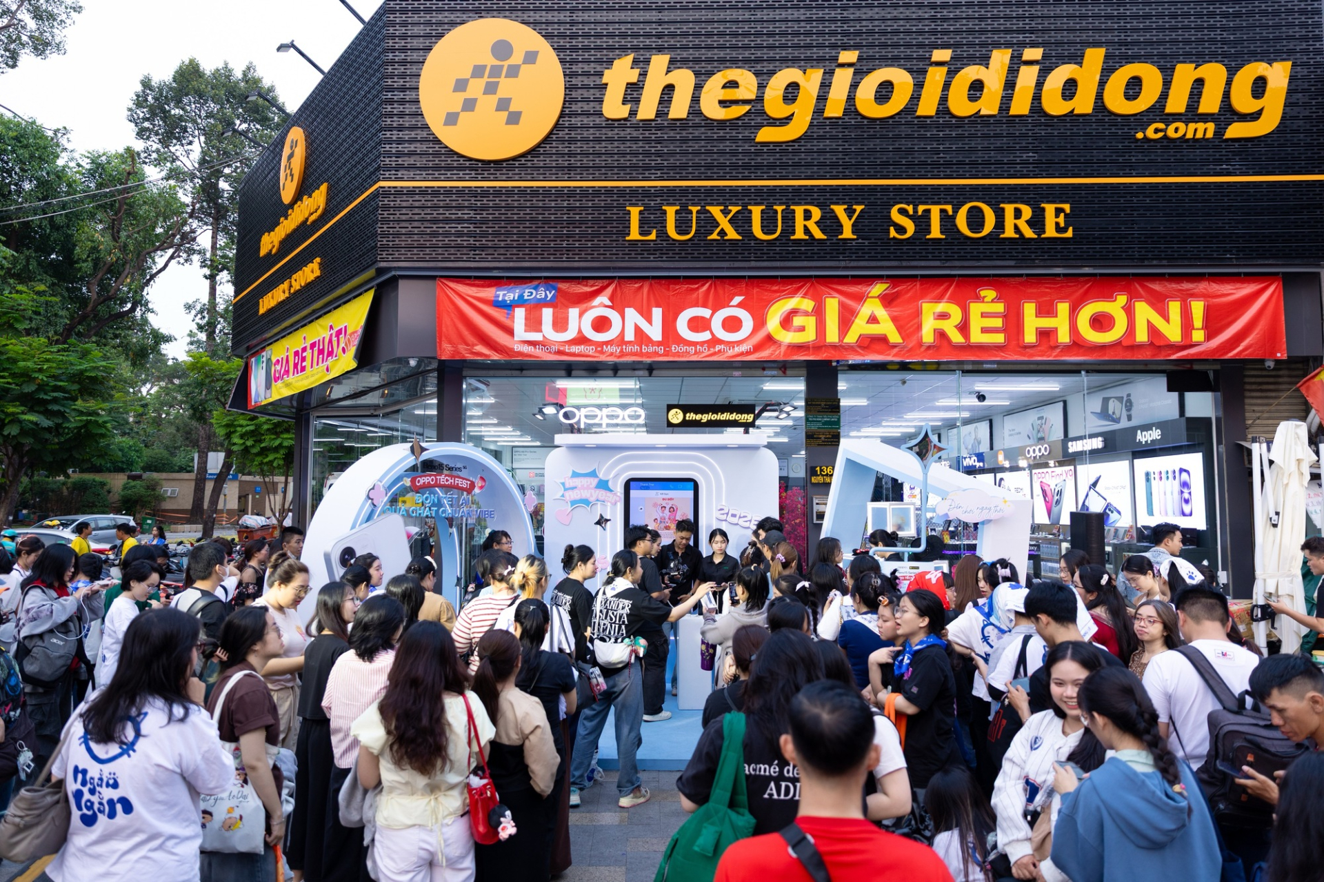 OPPO Reno15 Series cùng Neko Lê khuấy động Tếch Bus, tạo dấu ấn kết nối với fan giữa trung tâm TP.HCM - ảnh 2