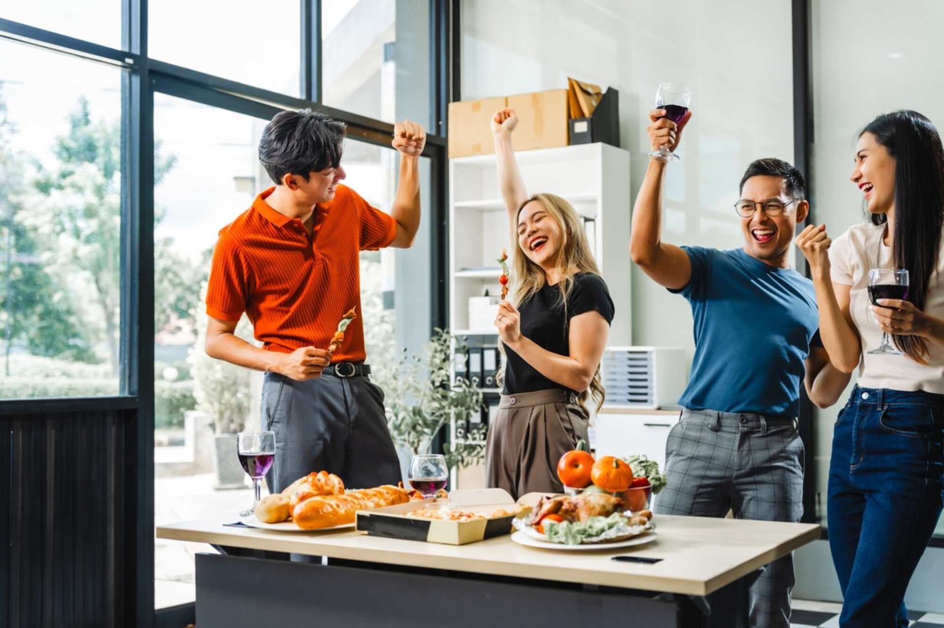 Tuyệt chiêu sạc đầy năng lượng, khai tiệc tân niên rạng rỡ cho hội công sở sau Tết - ảnh 2