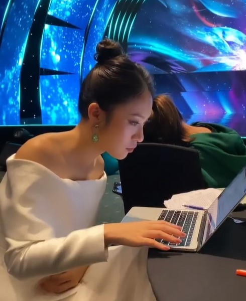 Khánh Vy dẫn song ngữ tại một sự kiện của Miss Earth...