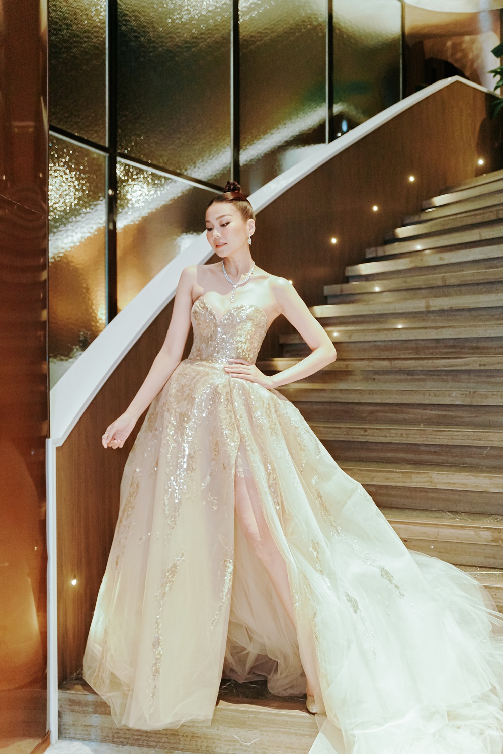 Thanh Hằng xuất hiện lỗng lẫy tựa công chúa trong mẫu váy của NTK đình đám thế giới Elie Saab - ảnh 4