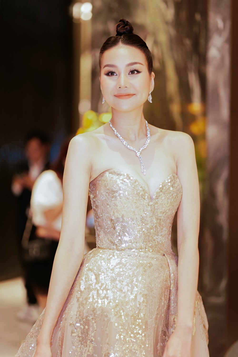Thanh Hằng xuất hiện lỗng lẫy tựa công chúa trong mẫu váy của NTK đình đám thế giới Elie Saab - ảnh 3