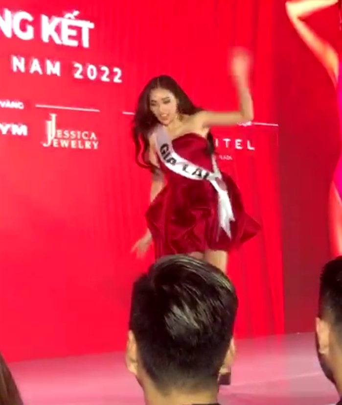 Thanh Tâm lại suýt té khi catwalk ở buổi công bố thí sinh vào chung kết Miss Fitness Vietnam.