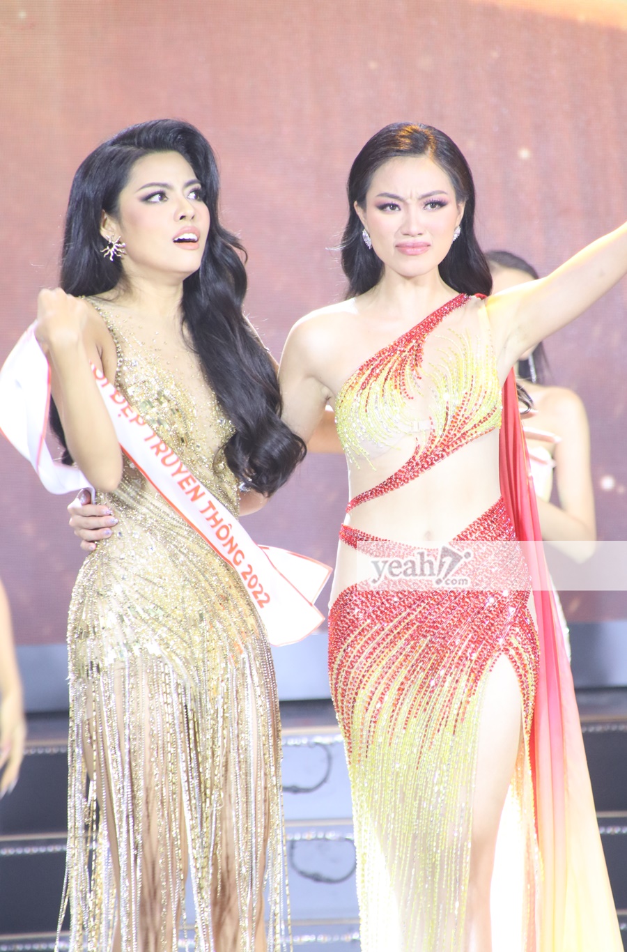 Biểu cảm khó hiểu của 2 mỹ nhân Miss Fitness Vietnam: Hoa hậu nhăn nhó, Á hậu 1 lại 'drama' như phim Ấn Độ? - ảnh 5