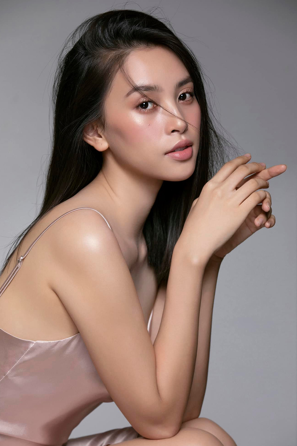 Hoa hậu Tiểu Vy khoe ảnh tốt nghiệp: Nhan sắc mộc mạc vẫn đỉnh cao, được 'bà trùm hoa hậu' đến chúc mừng - ảnh 5