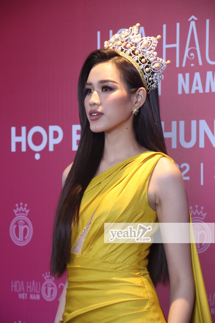 Thảm đỏ 'bất ổn' của Hoa hậu Việt Nam: Đỗ Hà diện quần khó hiểu, Thiên Ân bị chê 'sến' - ảnh 2