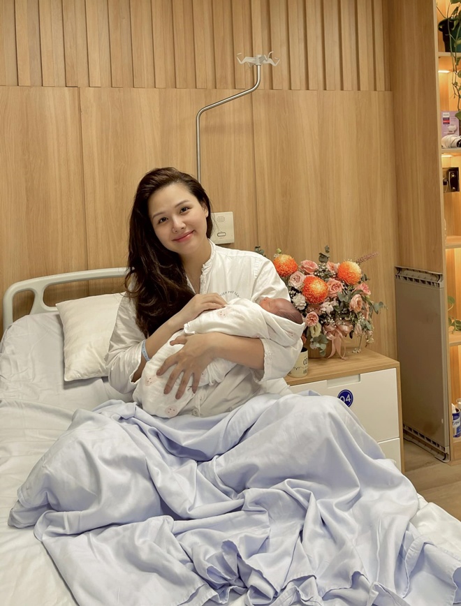 Phanh Lee chia sẻ ảnh đã chào đón em bé thứ 2. 