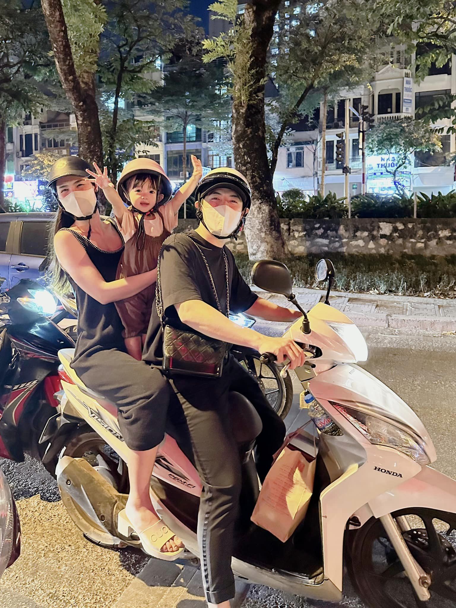 Gia đình Đông Nhi - Ông Cao Thắng đèo nhau đi chơi bằng xe máy, biểu cảm Winnie lại chiếm spotlight - ảnh 4