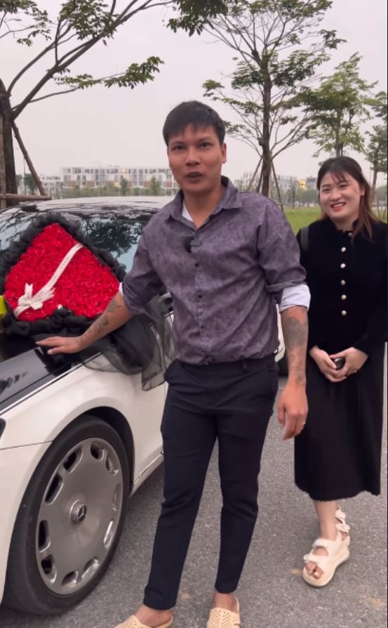 Lộc Fuho mua xe 17 tỷ tặng sinh nhật vợ, đi siêu xe vẫn mang dép tổ ong? - ảnh 2