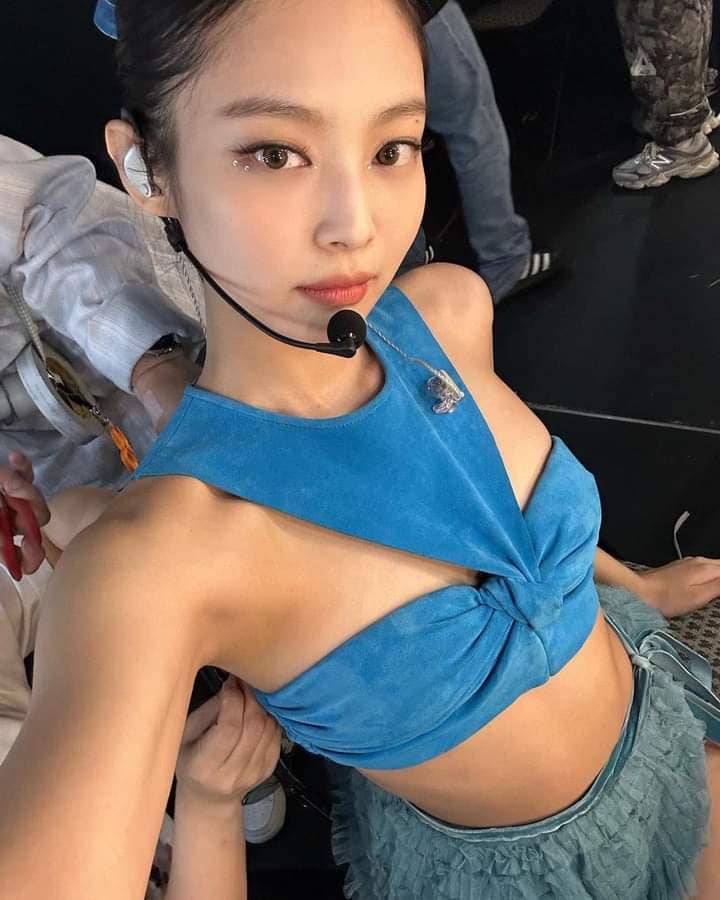 Jennie (BLACKPINK) gây tranh cãi vì diện áo như 'nội y', nhảy vũ đạo sexy hết nấc trong concert - ảnh 1