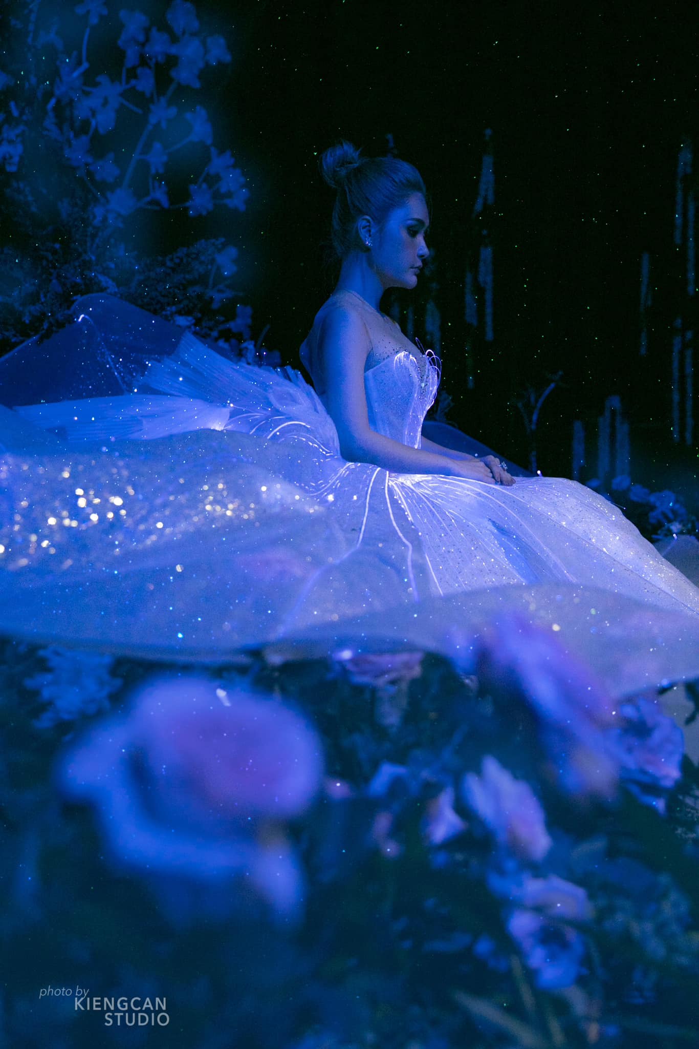 Cận cảnh chiếc váy cưới phát sáng của Đoàn Di Băng, được khen tựa công chúa trong cổ tích đời thường - ảnh 2