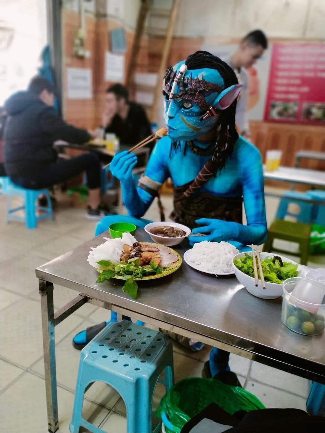 Lan truyền hình ảnh nhân vật trong 'Avatar' xuất hiện trên đường phố Việt Nam khiến CĐM dở khóc dở cười - ảnh 2