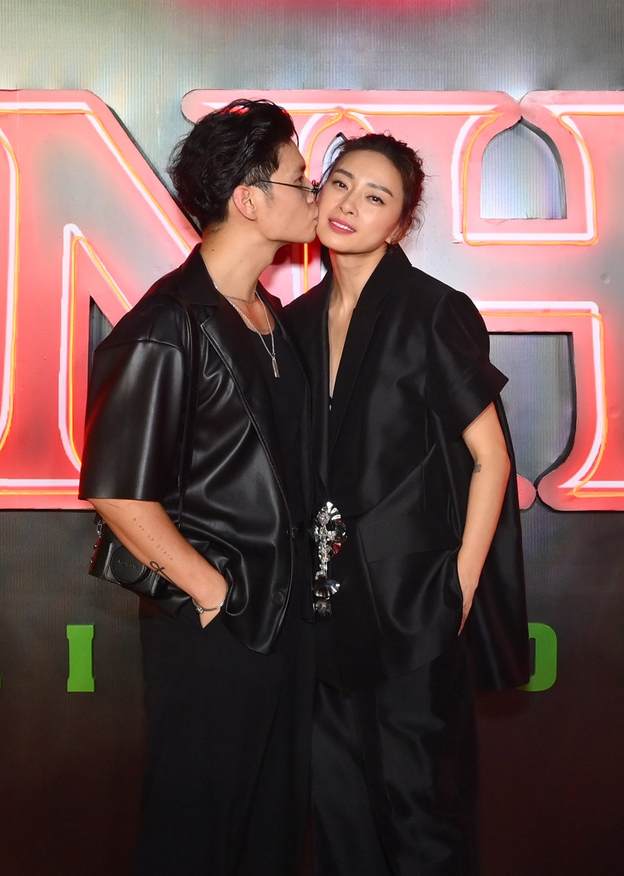 Ngô Thanh Vân tình tứ bên chồng trẻ trên thảm đỏ, cùng dàn sao Việt ra mắt phim 'Thanh Sói - Cúc dại trong đêm' - ảnh 2