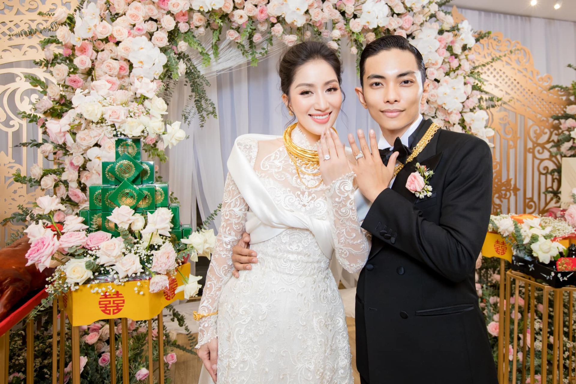 Phan Hiển vừa cưới đã 'nịnh vợ' số 1, đổi luôn ảnh đại diện sang hình 'nóc nhà' tự đánh dấu chủ quyền - ảnh 1