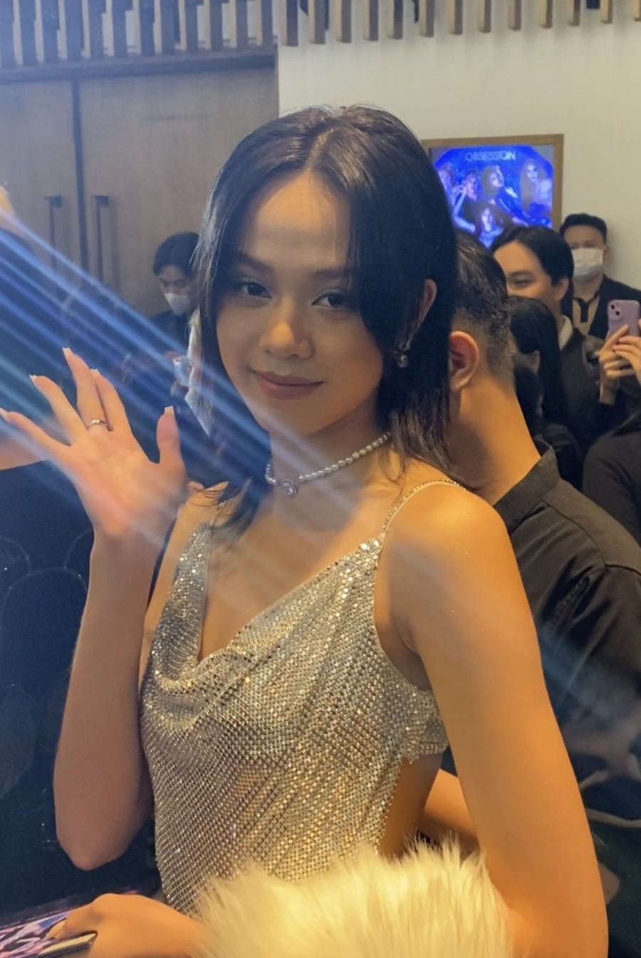 Tân Hoa hậu Việt Nam 2022 Thanh Thủy nhạt nhòa trong lần đầu đi thảm đỏ, khó sánh với dàn hậu 'chặt chém' - ảnh 1