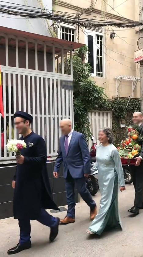 Rể Tây cưới vợ Việt đưa cả dàn bạn ngoại quốc sang Việt Nam bê tráp nhưng nhân vật phụ này lại chiếm spotlight - ảnh 4