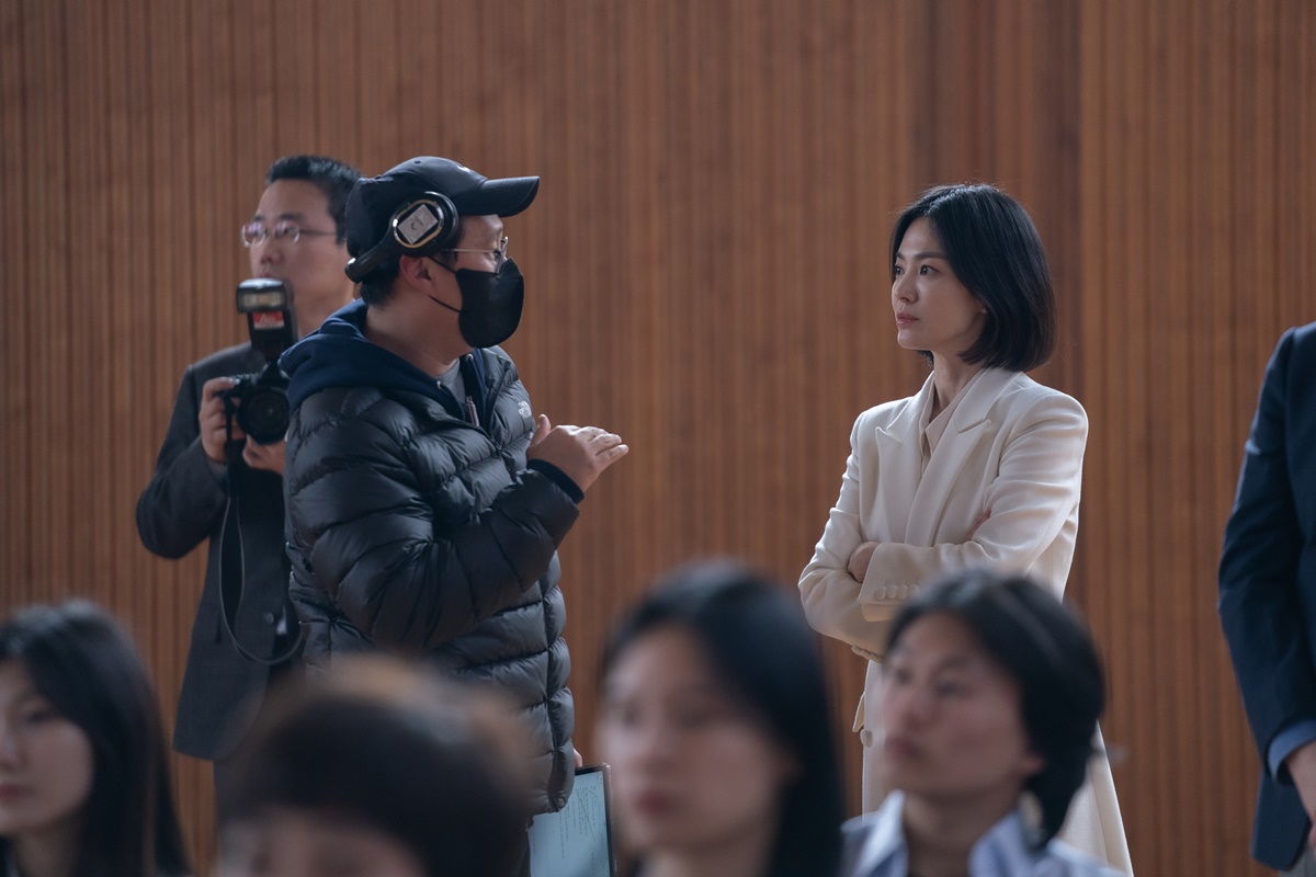 Hé lộ hình ảnh hậu trường của 'Vinh quang trong thù hận', nhan sắc tuổi 40 của Song Hye Kyo được khen ngợi - ảnh 4