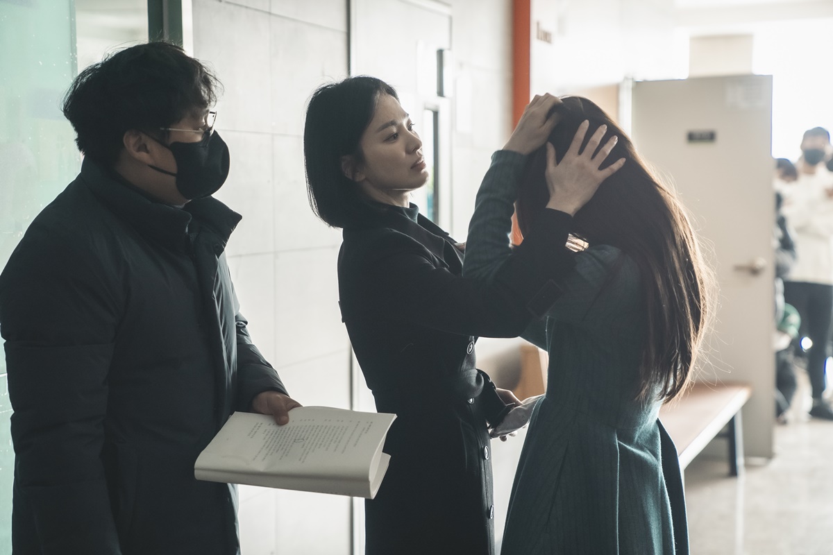 Cận cảnh nhan sắc của Song Hye Kyo trong những hình ảnh hậu trường của phim.