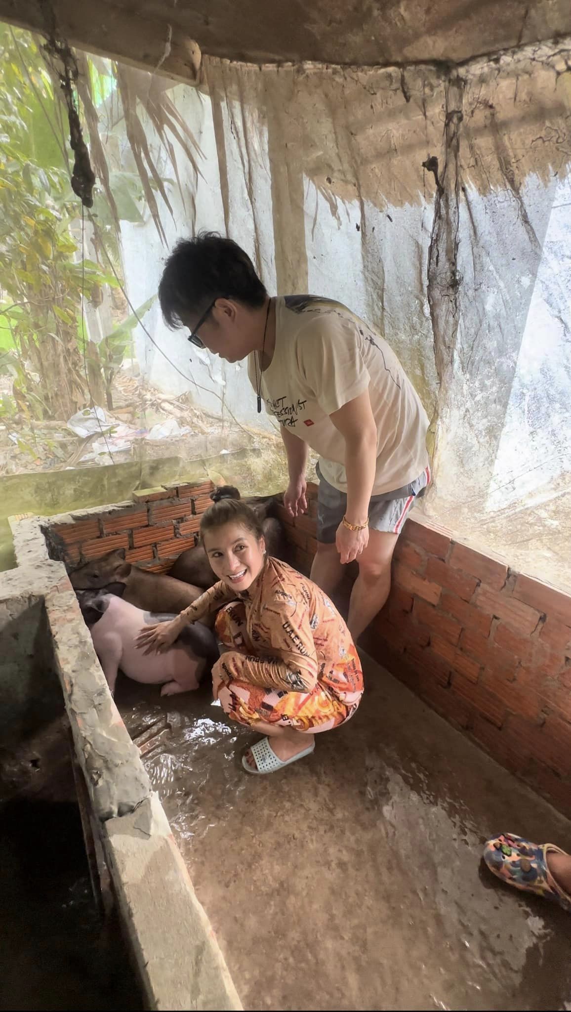 Đức Nhân đưa chồng người Nhật về Việt Nam tắm heo, lội ruộng bắt cá mặc sình bùn khiến netizen thích thú - ảnh 3