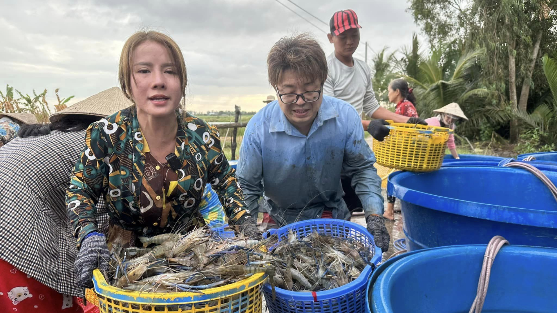 Đức Nhân đưa chồng người Nhật về Việt Nam tắm heo, lội ruộng bắt cá mặc sình bùn khiến netizen thích thú - ảnh 1