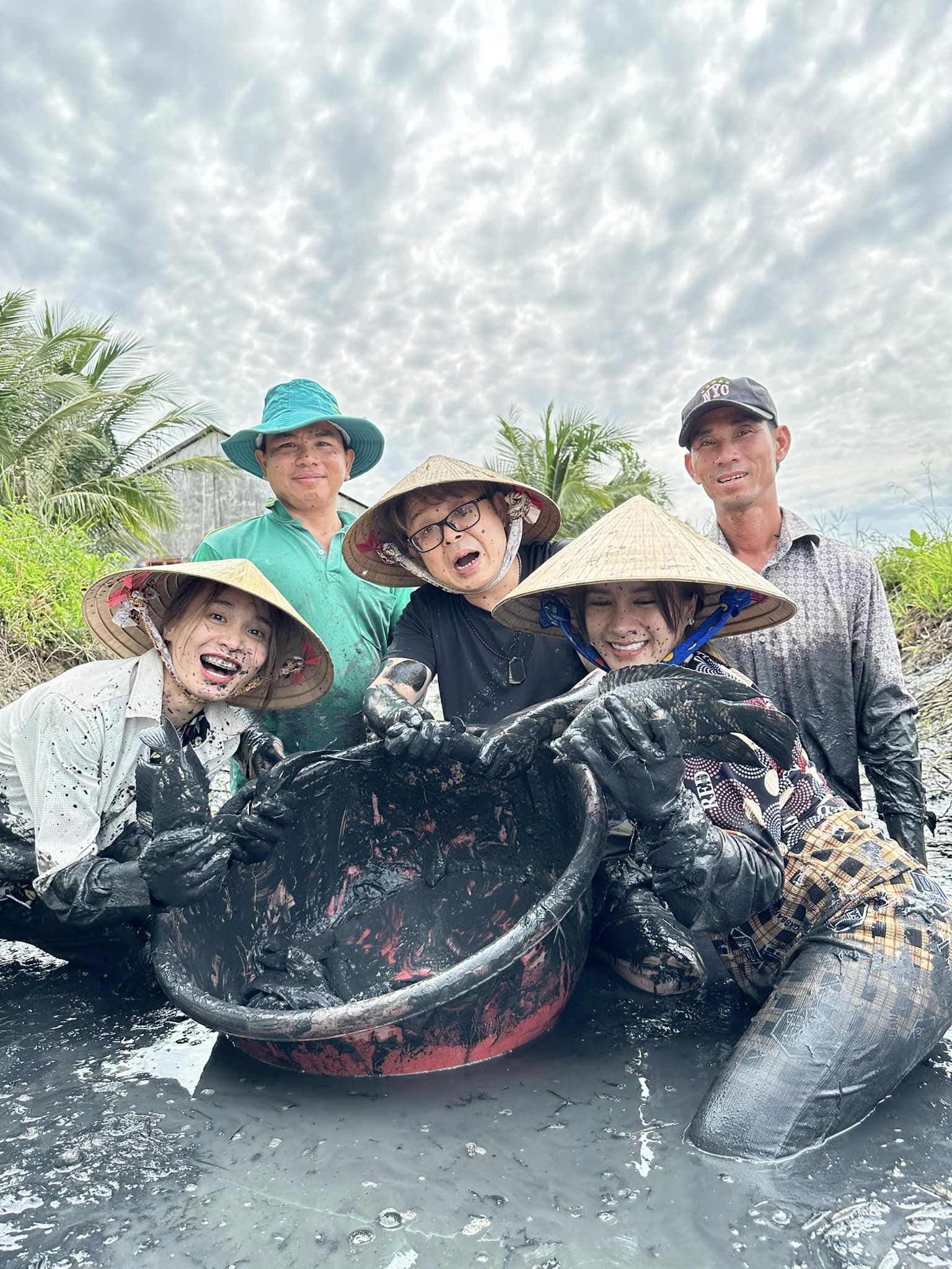 Đức Nhân đưa chồng người Nhật về Việt Nam tắm heo, lội ruộng bắt cá mặc sình bùn khiến netizen thích thú - ảnh 2