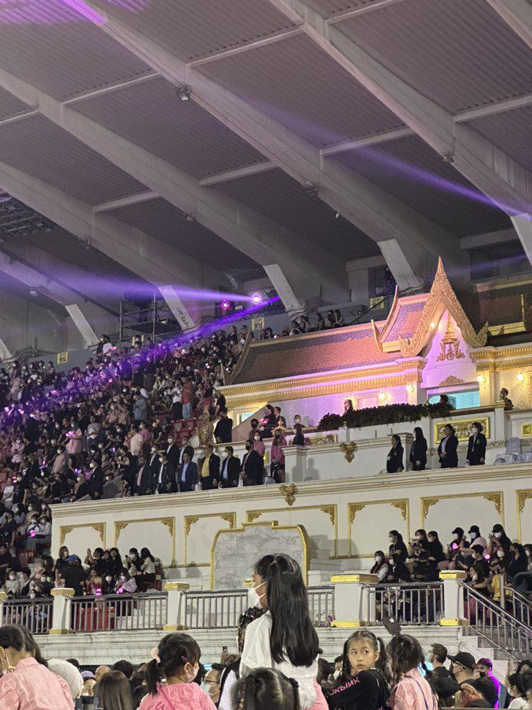 Đỉnh như BLACKPINK: Diễn concert còn được cả gia đình hoàng gia Thái Lan đến xem - ảnh 2
