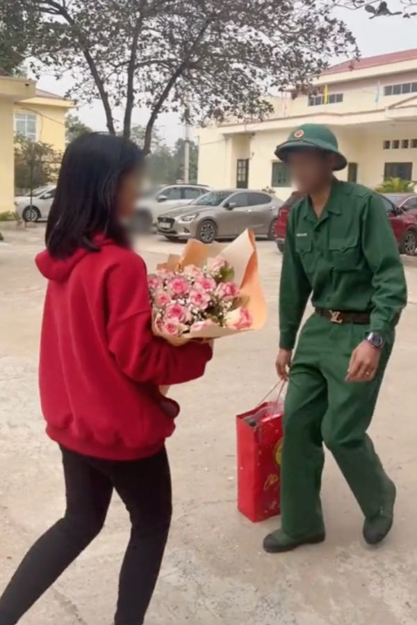 Được bạn gái đến đón sau khi kết thúc nghĩa vụ quân sự, chàng trai đi thẳng lên phường đăng ký kết hôn - ảnh 2