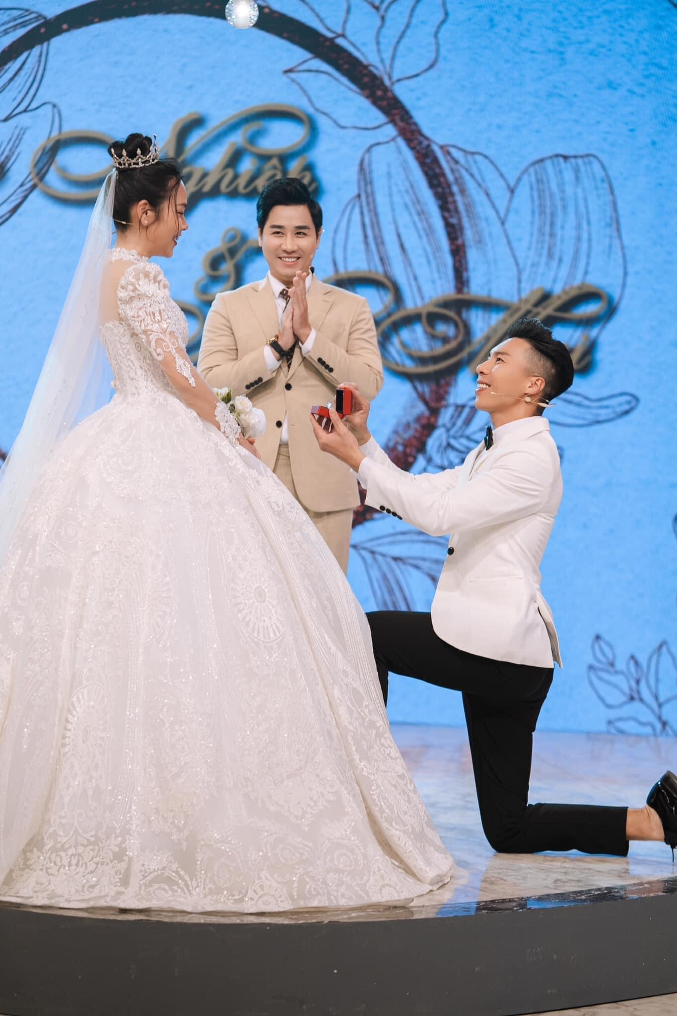 O Sen Ngọc Mai mặc váy cưới, được chồng cầu hôn trên sân khấu - ảnh 4