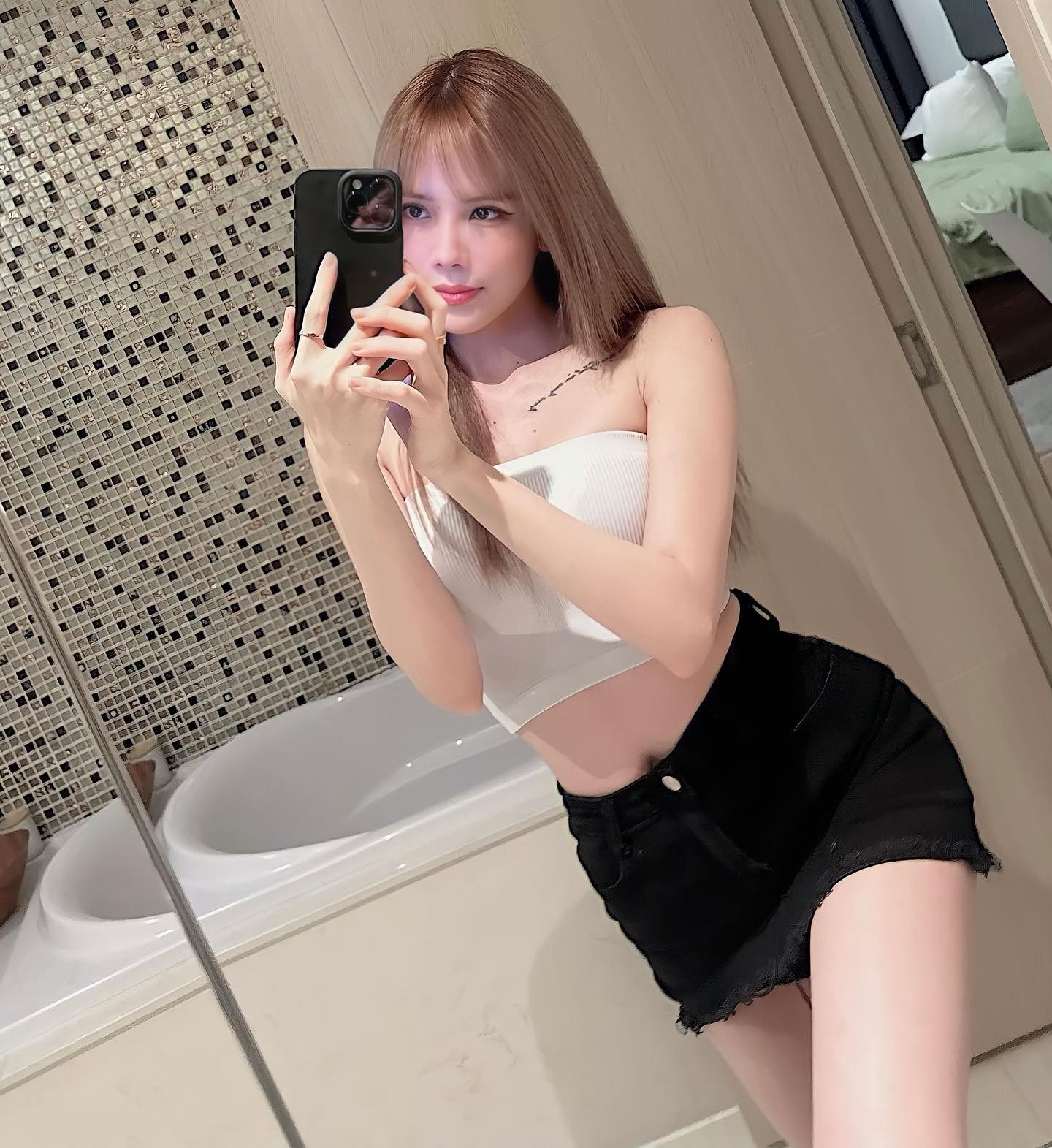 Netizen nghi vấn Thiều Bảo Trâm muốn theo đuổi hình tượng 'gái ngoan' khi xóa hình xăm trước ngực nhưng sự thật là đây - ảnh 2