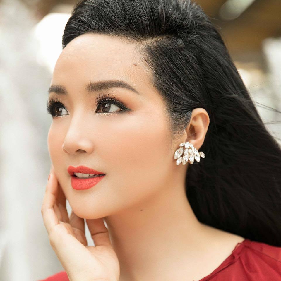 Hoa hậu Việt Nam gây sốc bởi gương mặt U60 không nếp nhăn, thấy nhan sắc mẹ ruột 79 tuổi càng sốc hơn - ảnh 1