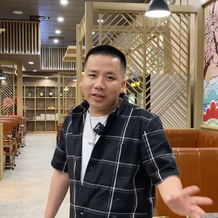 Rò rỉ hình ảnh Vương Phạm làm phục vụ ở nhà hàng lẩu của Khoa Pug - ảnh 6