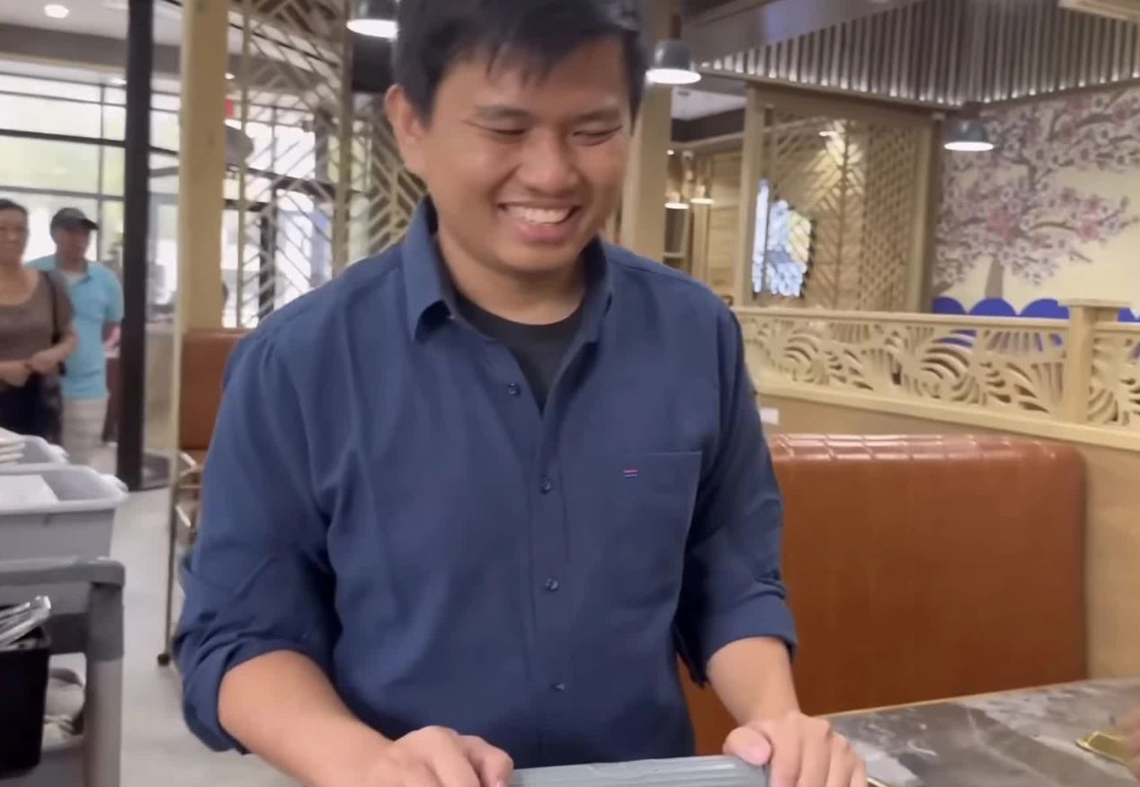 Rò rỉ hình ảnh Vương Phạm làm phục vụ ở nhà hàng lẩu của Khoa Pug - ảnh 3