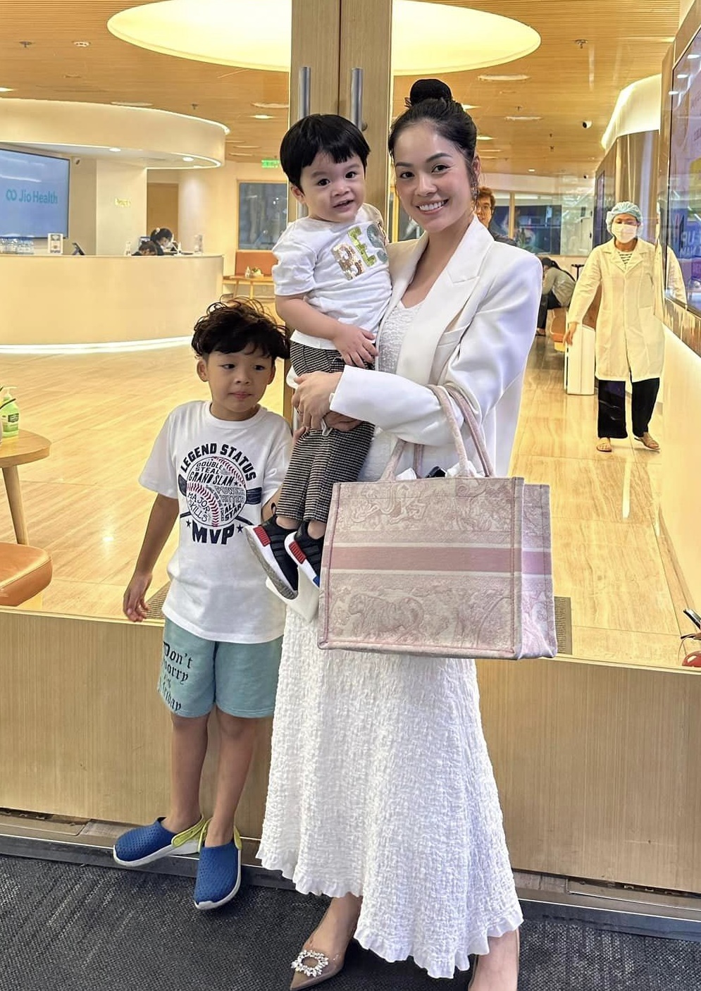 Dương Cẩm Lynh hiện đang là mẹ đơn thân, một mình nuôi nấng 2 cậu con trai (Ảnh: Facebook Diễn viên Dương Cẩm Lynh)