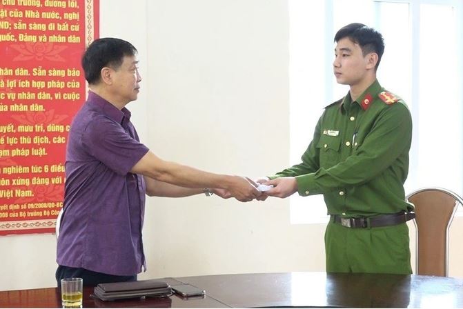 Công an phường Bắc Sơn trao trả toàn bộ số tiền 99,5 triệu đồng cho ông Phạm Văn Trí (Ảnh: Công an cung cấp).