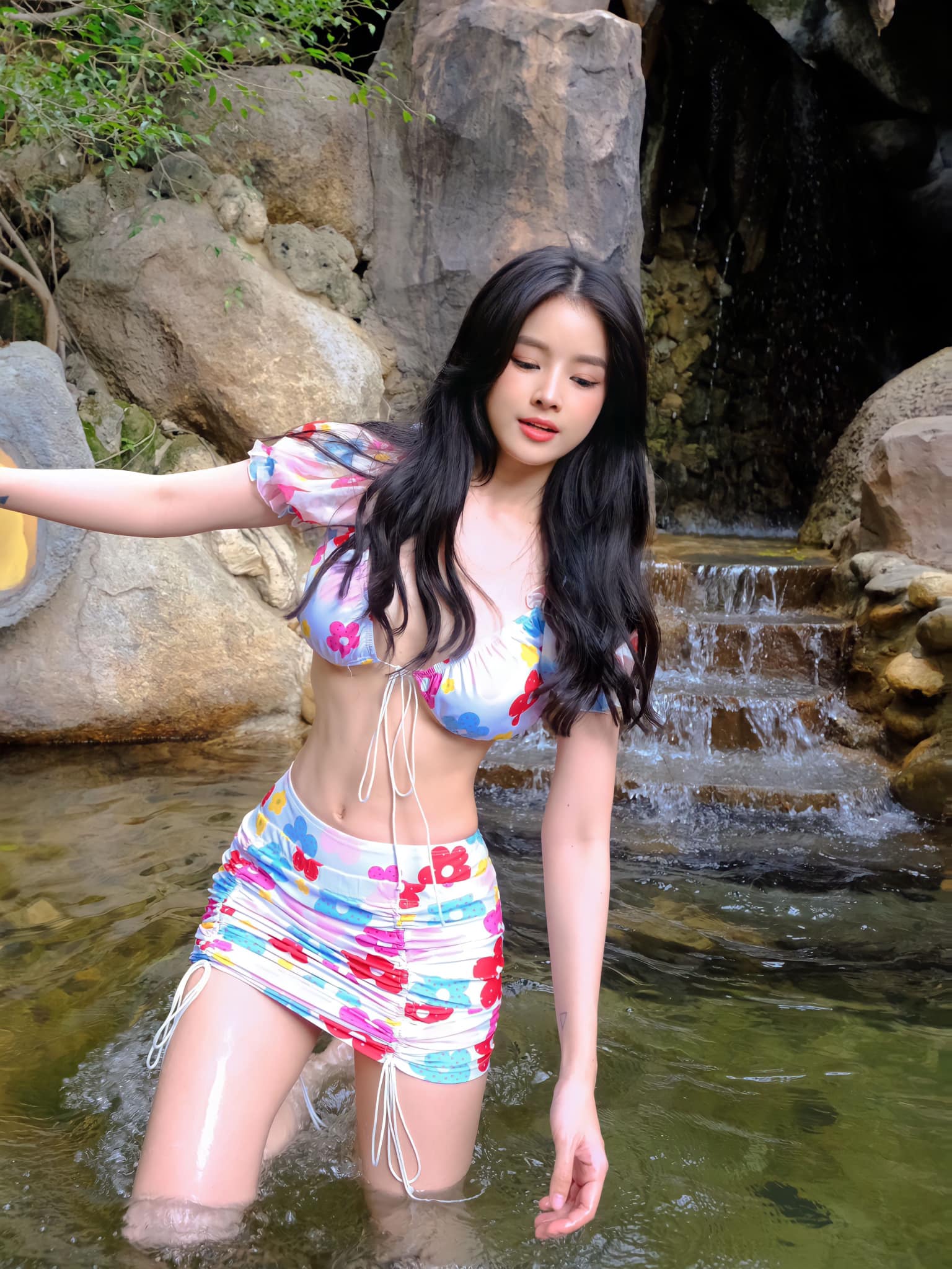 Không còn là 'DJ mặc kín nhất Việt Nam', nay Mie diện áo hở bạo khoe dáng bên suối nước nóng 40 độ - ảnh 2